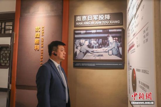 探访江西庐山抗战博物馆 8月6日,江西庐山,台湾黄埔军校同学后代联谊会会长丘智贤在庐山抗战博物馆参观。中新社记者 刘力鑫 摄.jpeg