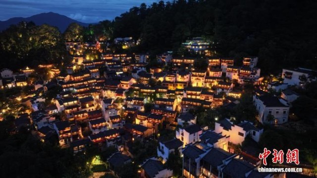 江西篁岭打造多元夜游项目 点亮夏日夜晚 江西篁岭打造多元夜游项目点亮夏日夜晚