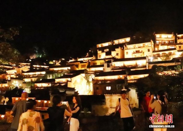江西篁岭打造多元夜游项目 点亮夏日夜晚