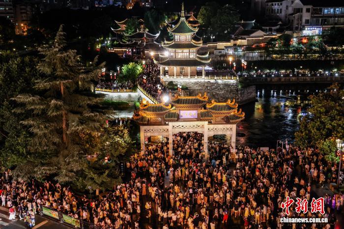 贵州贵阳:暑期夜间旅游火热