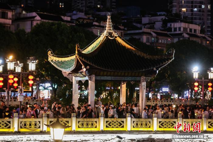 贵州贵阳:暑期夜间旅游火热