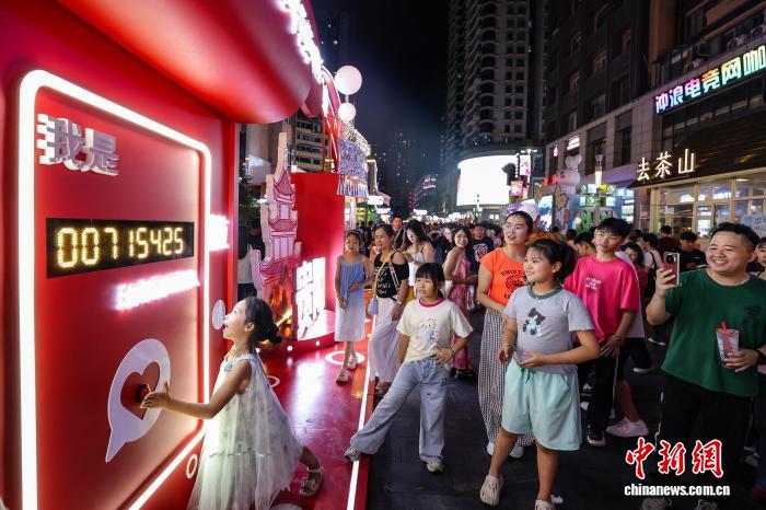 贵州贵阳:暑期夜间旅游火热