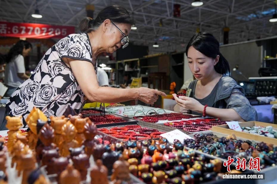 北京潘家园:文化市集受青睐 北京潘家园:文化市集受青睐