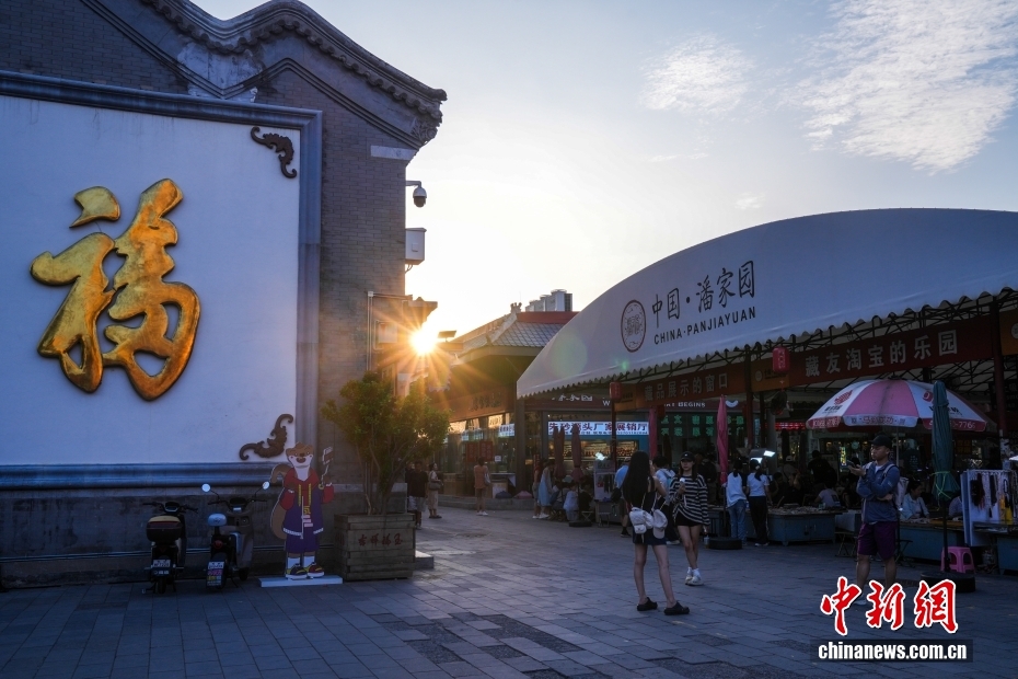 北京潘家园:文化市集受青睐 北京潘家园:文化市集受青睐