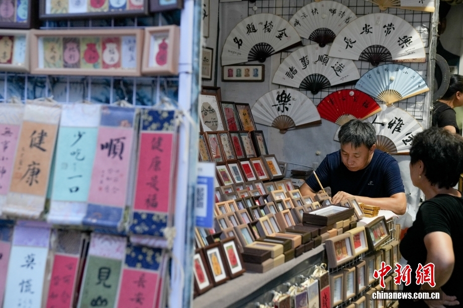 北京潘家园:文化市集受青睐 北京潘家园:文化市集受青睐