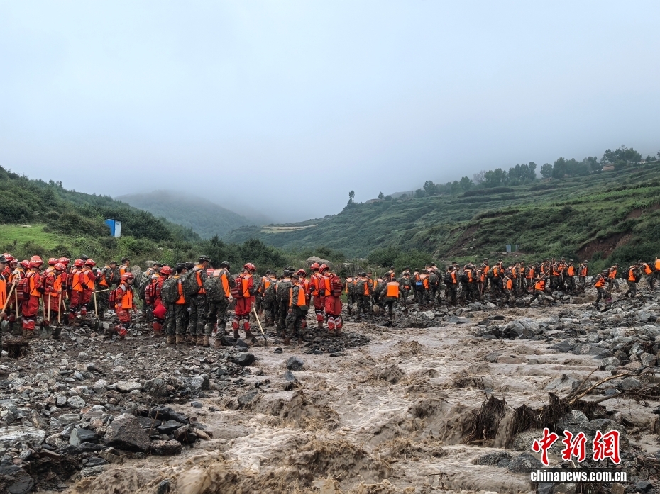 甘肃兰州突发山洪 武警甘肃总队官兵紧急前往救援 甘肃兰州突发山洪 武警甘肃总队官兵紧急前往救援