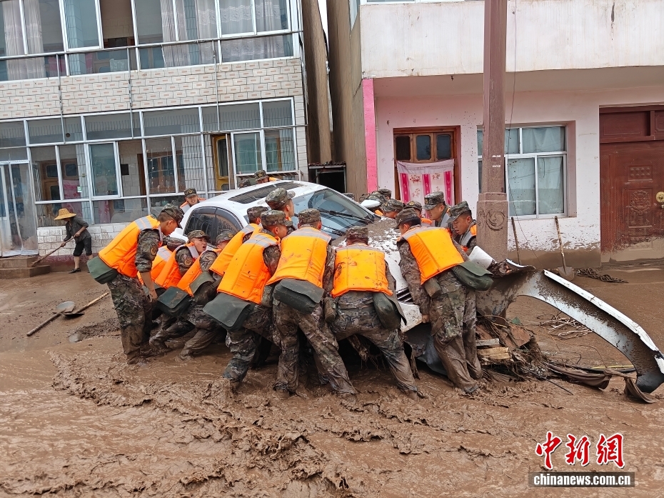 甘肃兰州突发山洪 武警甘肃总队官兵紧急前往救援 甘肃兰州突发山洪 武警甘肃总队官兵紧急前往救援