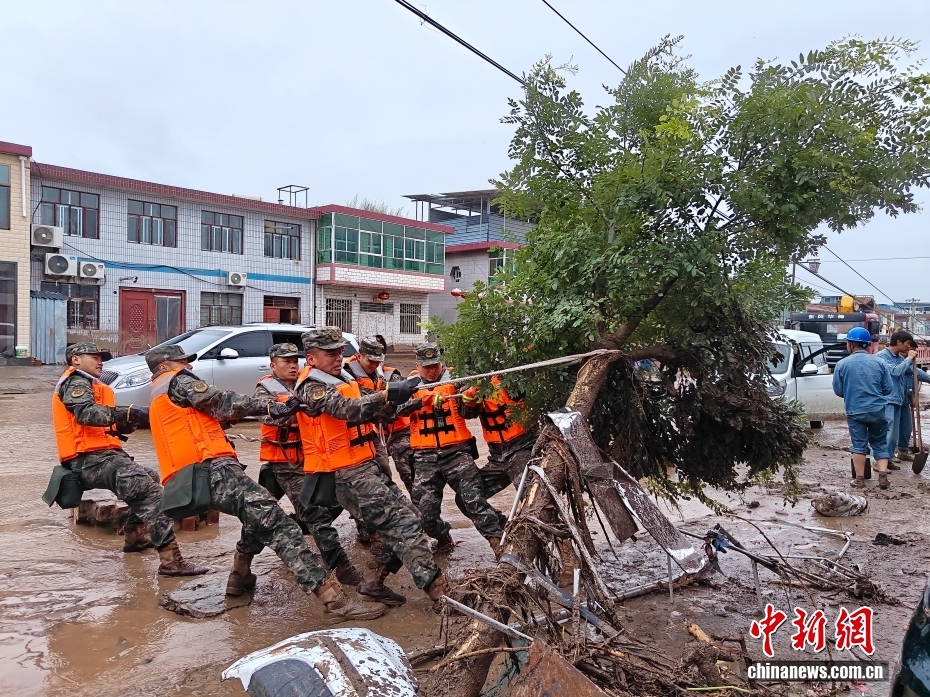 甘肃兰州突发山洪 武警甘肃总队官兵紧急前往救援 甘肃兰州突发山洪 武警甘肃总队官兵紧急前往救援