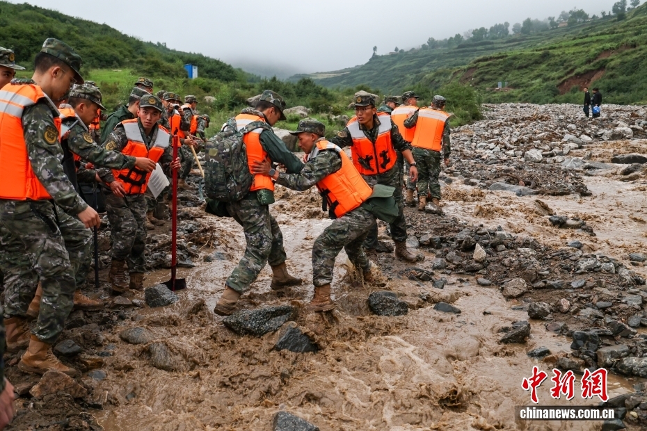 甘肃兰州突发山洪 武警甘肃总队官兵紧急前往救援 甘肃兰州突发山洪 武警甘肃总队官兵紧急前往救援