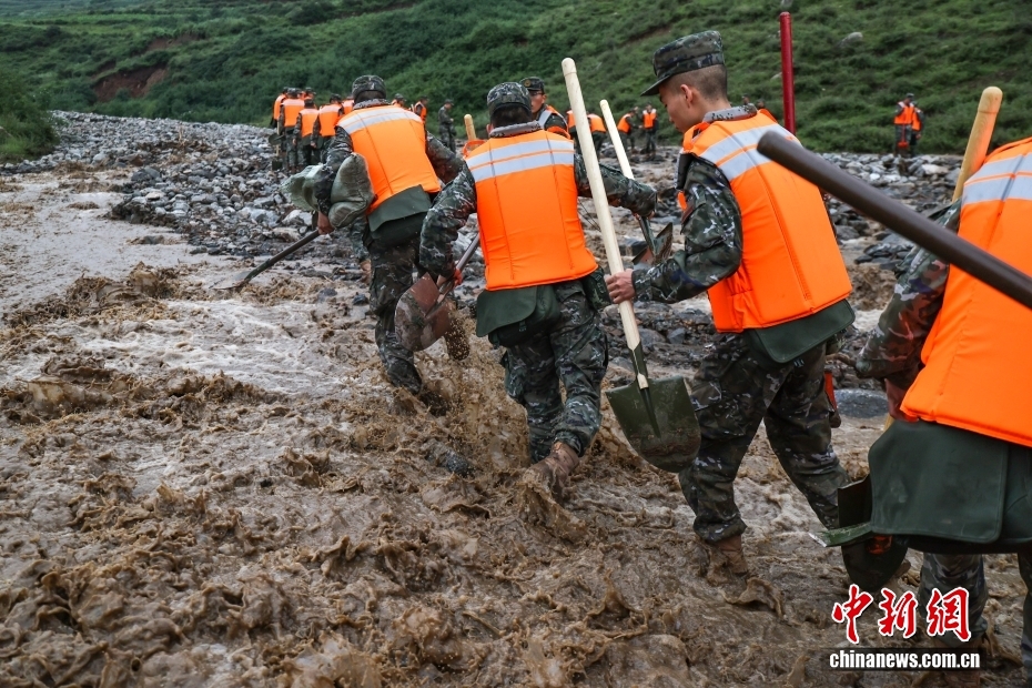甘肃兰州突发山洪 武警甘肃总队官兵紧急前往救援 甘肃兰州突发山洪 武警甘肃总队官兵紧急前往救援