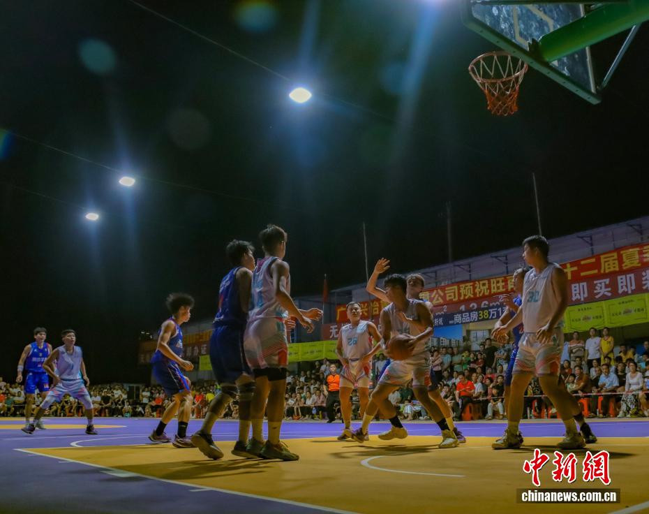 广西苍梧“村BA”火热开赛 引游人如织