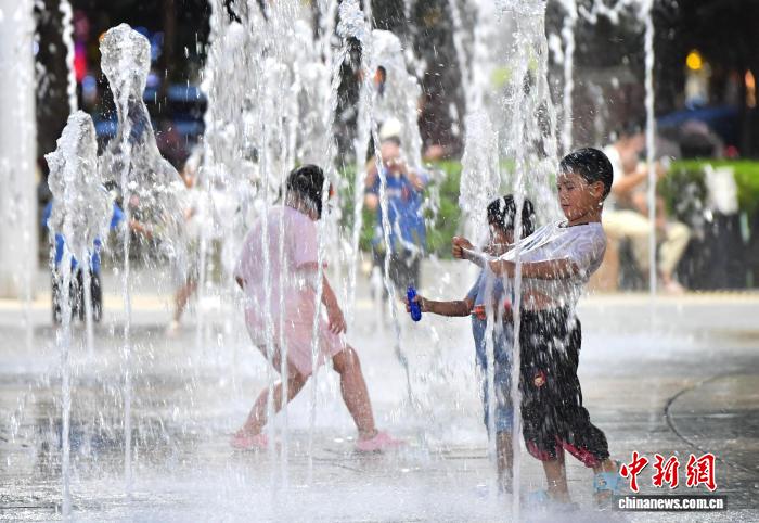 福州持续高温小朋友戏水觅清凉