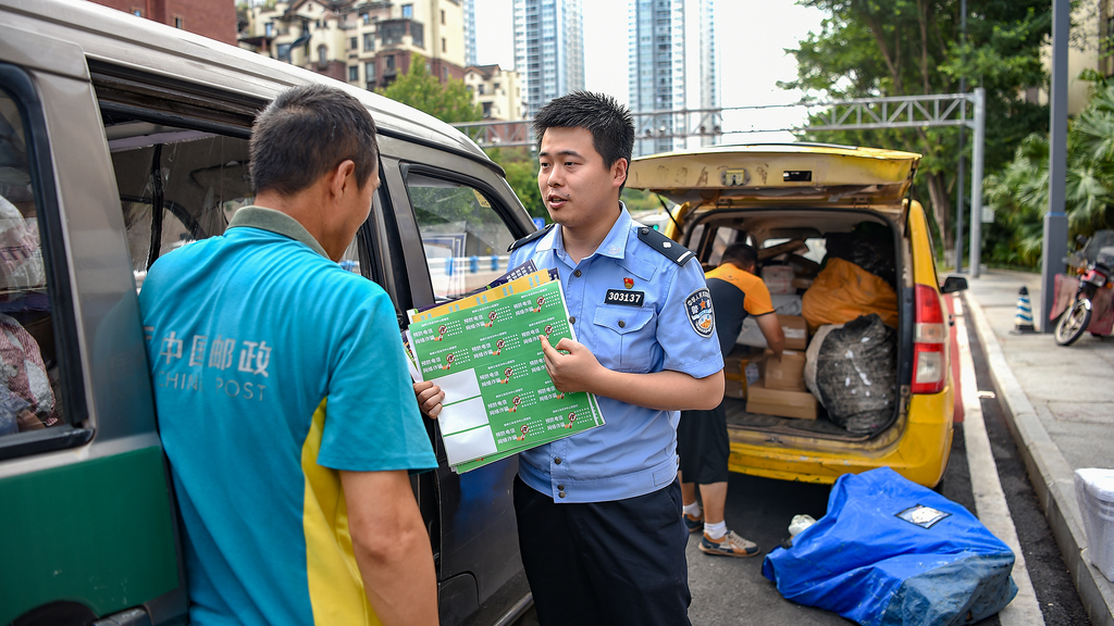 “小贴纸”撬动“大防线” 重庆南岸把反诈宣传贴在快递上