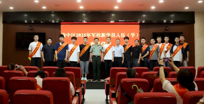 重庆渝中：军校新生红岩纪念馆宣誓 传承红色基因开启军旅征程