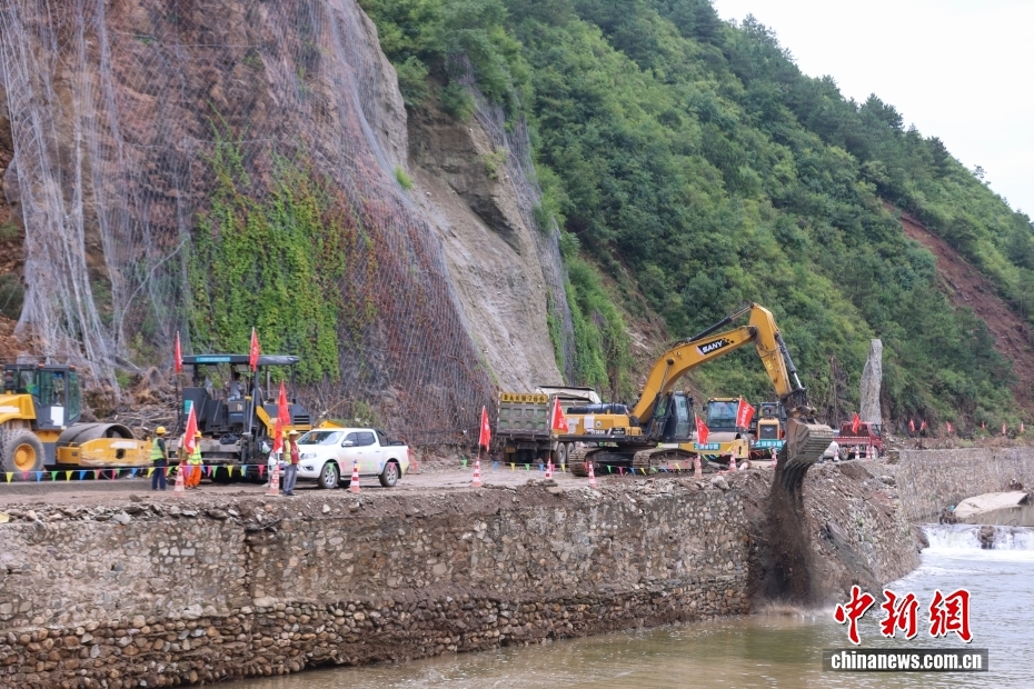 北京怀柔：水毁公路加紧修复