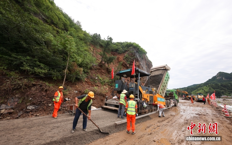 北京怀柔：水毁公路加紧修复