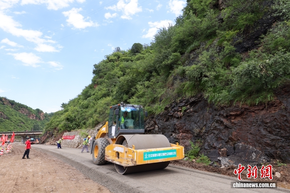 北京怀柔：水毁公路加紧修复