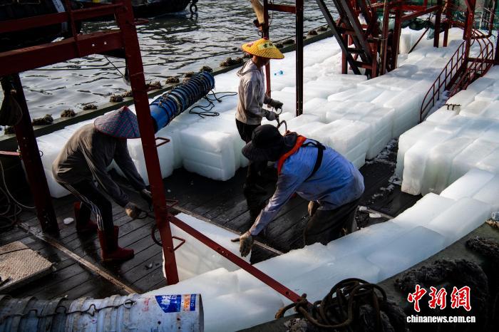 南海开渔在即 广西北海渔船物资补给正酣 南海开渔在即广西北海渔船物资补给正酣