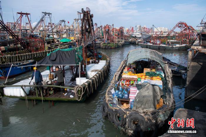 南海开渔在即 广西北海渔船物资补给正酣
