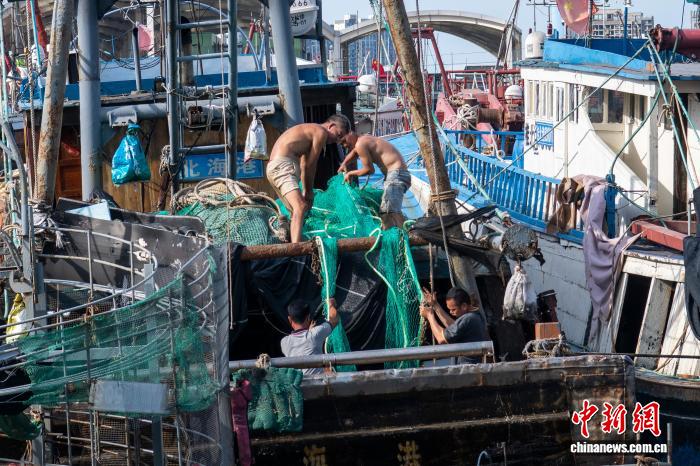 南海开渔在即 广西北海渔船物资补给正酣