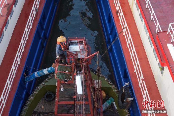 南海开渔在即 广西北海渔船物资补给正酣