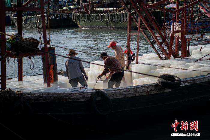 南海开渔在即 广西北海渔船物资补给正酣