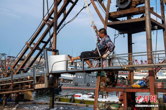 南海开渔在即 广西北海渔船物资补给正酣