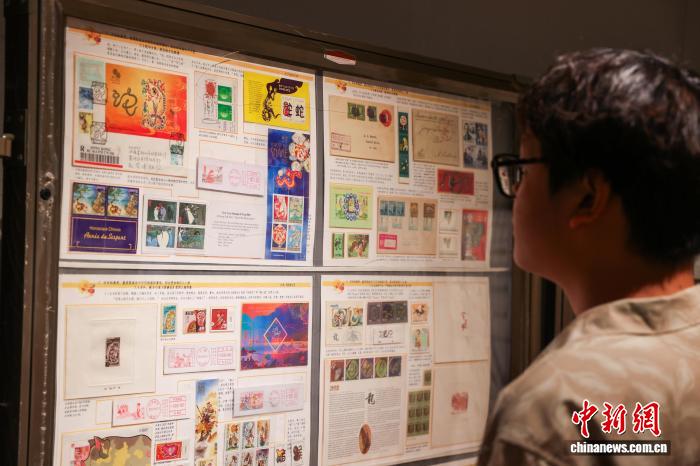 青海西宁:游客参观主题集邮展 青海西宁:游客参观主题集邮展