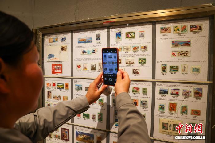 青海西宁:游客参观主题集邮展