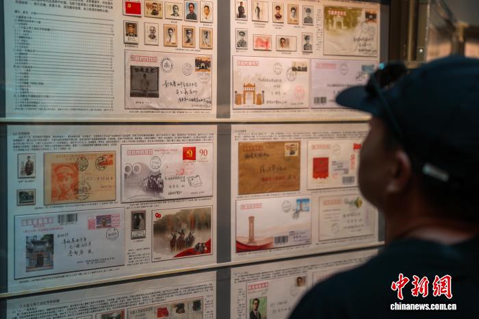 青海西宁:游客参观主题集邮展