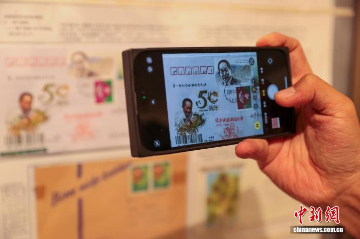 青海西宁:游客参观主题集邮展