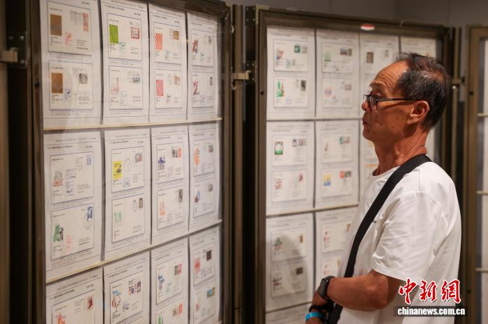 青海西宁:游客参观主题集邮展