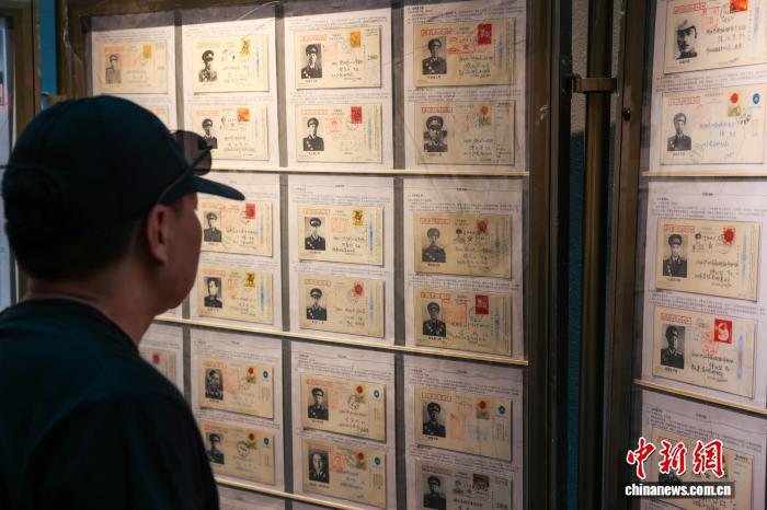 青海西宁:游客参观主题集邮展