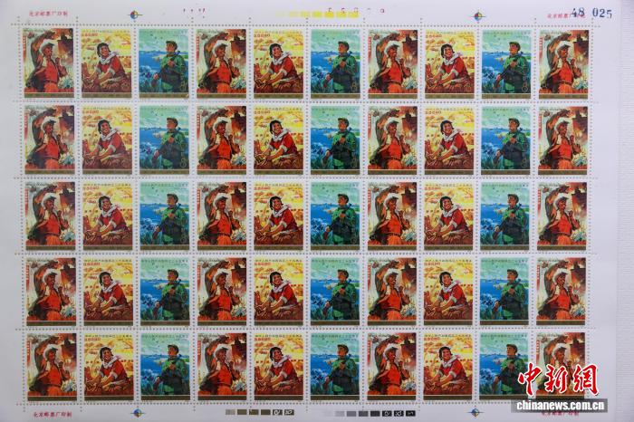 青海西宁:游客参观主题集邮展