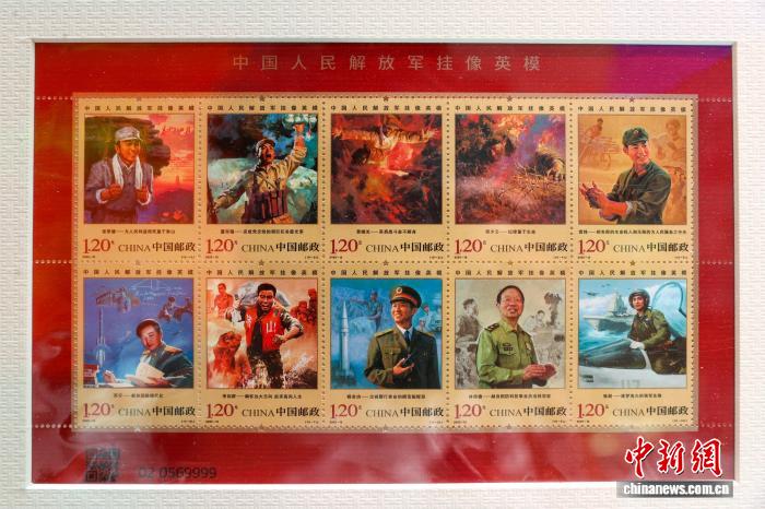 青海西宁:游客参观主题集邮展