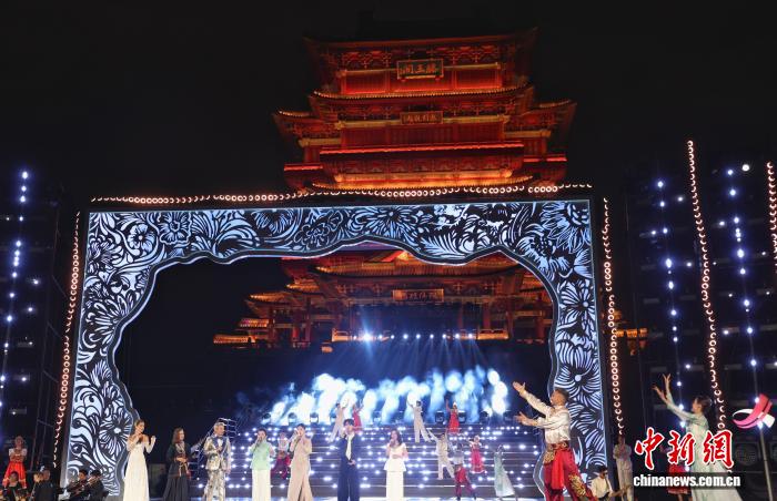 中俄两国歌手滕王阁下唱响“跨越时空的旋律”