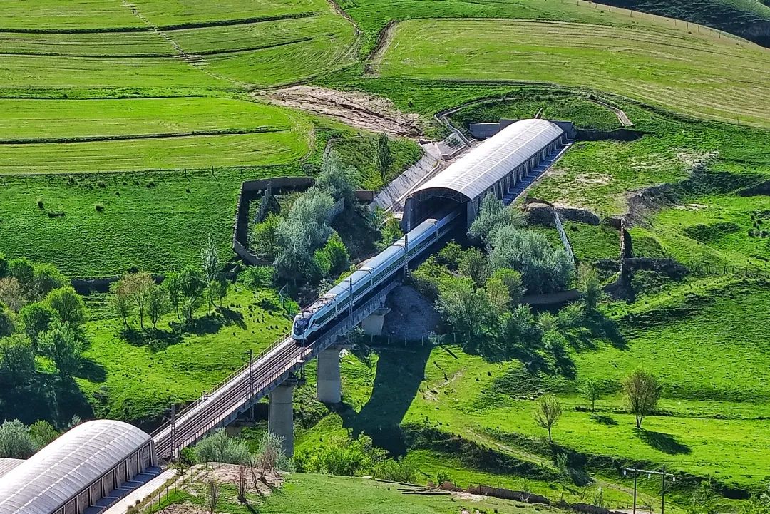 新疆铁路部门增开临时旅客列车助力歌迷出行