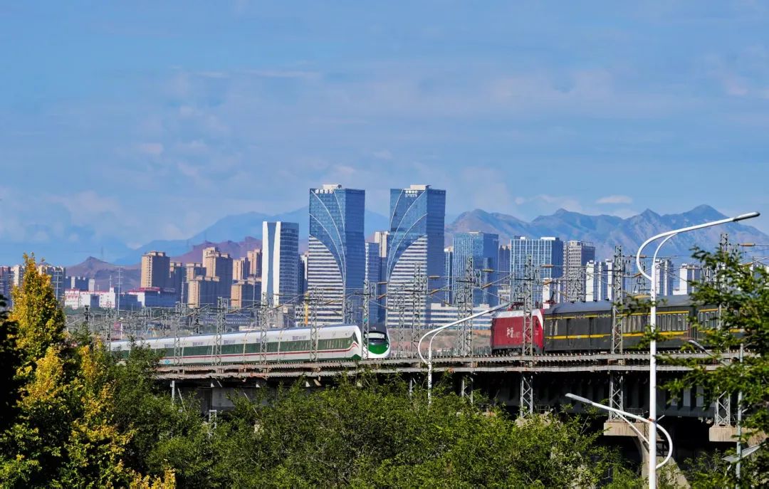 新疆铁路部门增开临时旅客列车助力歌迷出行