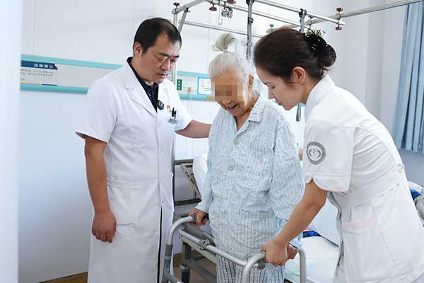 重庆大学附属江津医院为102岁老人实施人工股骨头置换手术