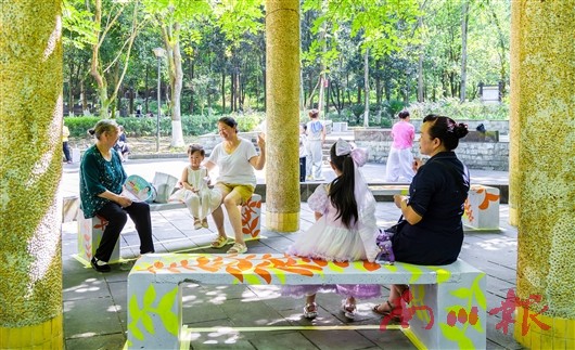 城市公园“微更新”：彩绘水泥凳绘出休憩新风景