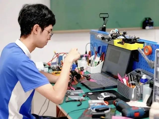 家长群都在聊!深圳坪山这些学校用AI把学习玩出花了