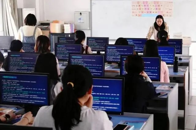 家长群都在聊!深圳坪山这些学校用AI把学习玩出花了