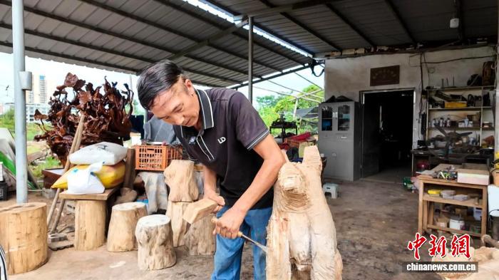 湖北崇阳木雕匠人刘明华:让传统手艺“活”在当下