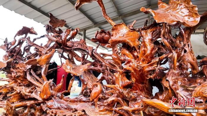 湖北崇阳木雕匠人刘明华:让传统手艺“活”在当下