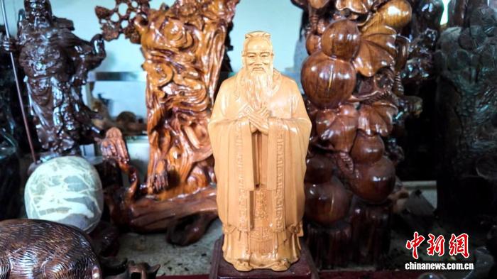 湖北崇阳木雕匠人刘明华:让传统手艺“活”在当下