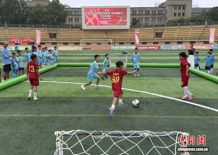 图为参与此次活动的青少年在球场上拼抢。　张一辰 摄