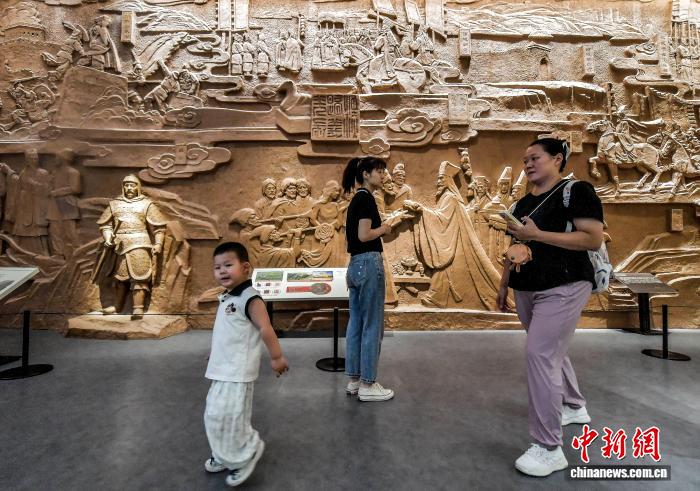 抓住暑期“尾巴” 新疆各大博物馆游客络绎不绝
