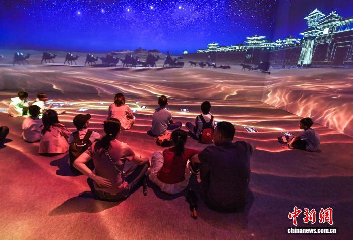 抓住暑期“尾巴” 新疆各大博物馆游客络绎不绝