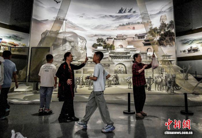 抓住暑期“尾巴” 新疆各大博物馆游客络绎不绝