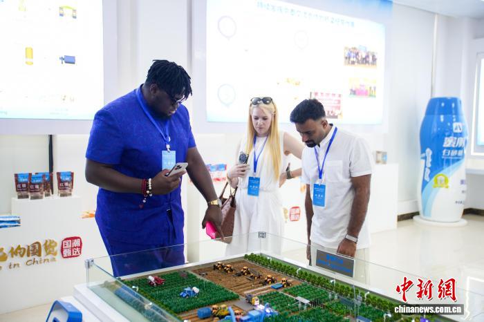 境外媒体代表和网络达人感受广西崇左经济脉动